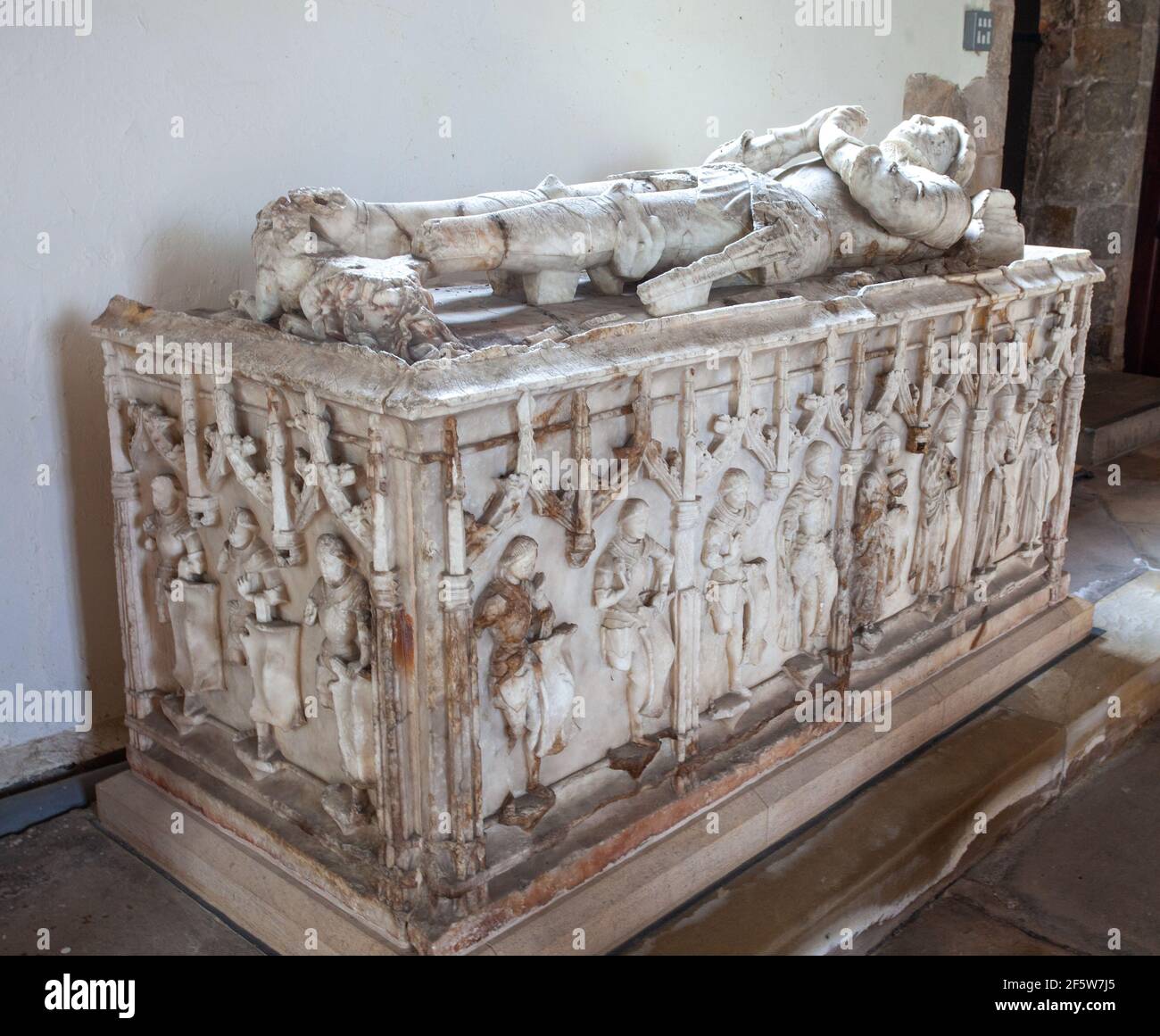La tomba dell'altare medievale di Sir William Ryther, morì nel 1475, scolpita dall'alabastro, e si trova nella chiesa di tutti i Santi, Ryther Foto Stock