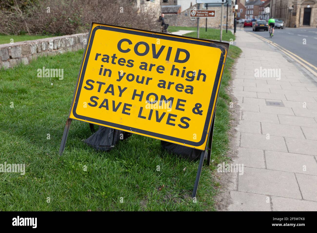 Covid 19 cartello di avvertimento giallo e nero - Prezzi elevati, soggiorno a casa, salvare vite Foto Stock