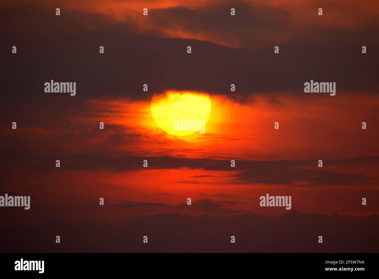 Scenografico tramonto dietro le nuvole, Schleswig-Holstein, Germania Foto Stock