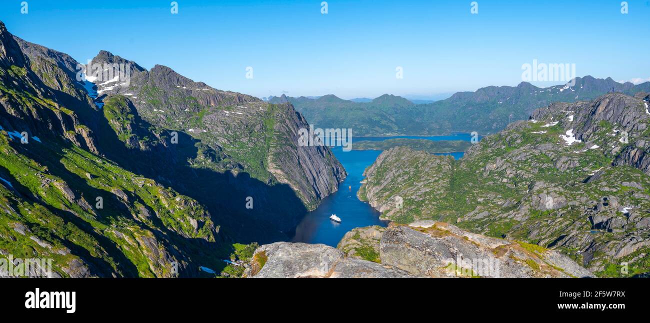 Montagne e mare, Hurtigruten barca in fiordo Trollfjord e Raftsund, Lofoten, Nordland, Norvegia Foto Stock