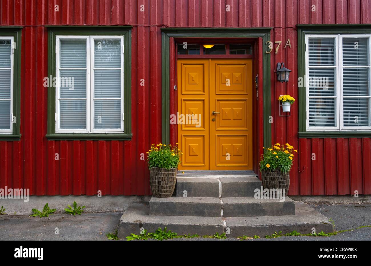 Ingresso con porta, Casa Rossa, Trondheim, Trondelag, Norvegia Foto Stock