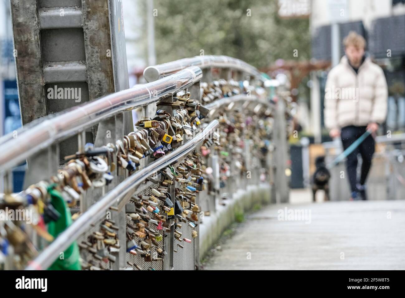 Lucchetti d'amore posti sul ponte di Pero nel centro di Bristol. Sweethearts luogo serrature sul ponte come mamentos. Foto Stock