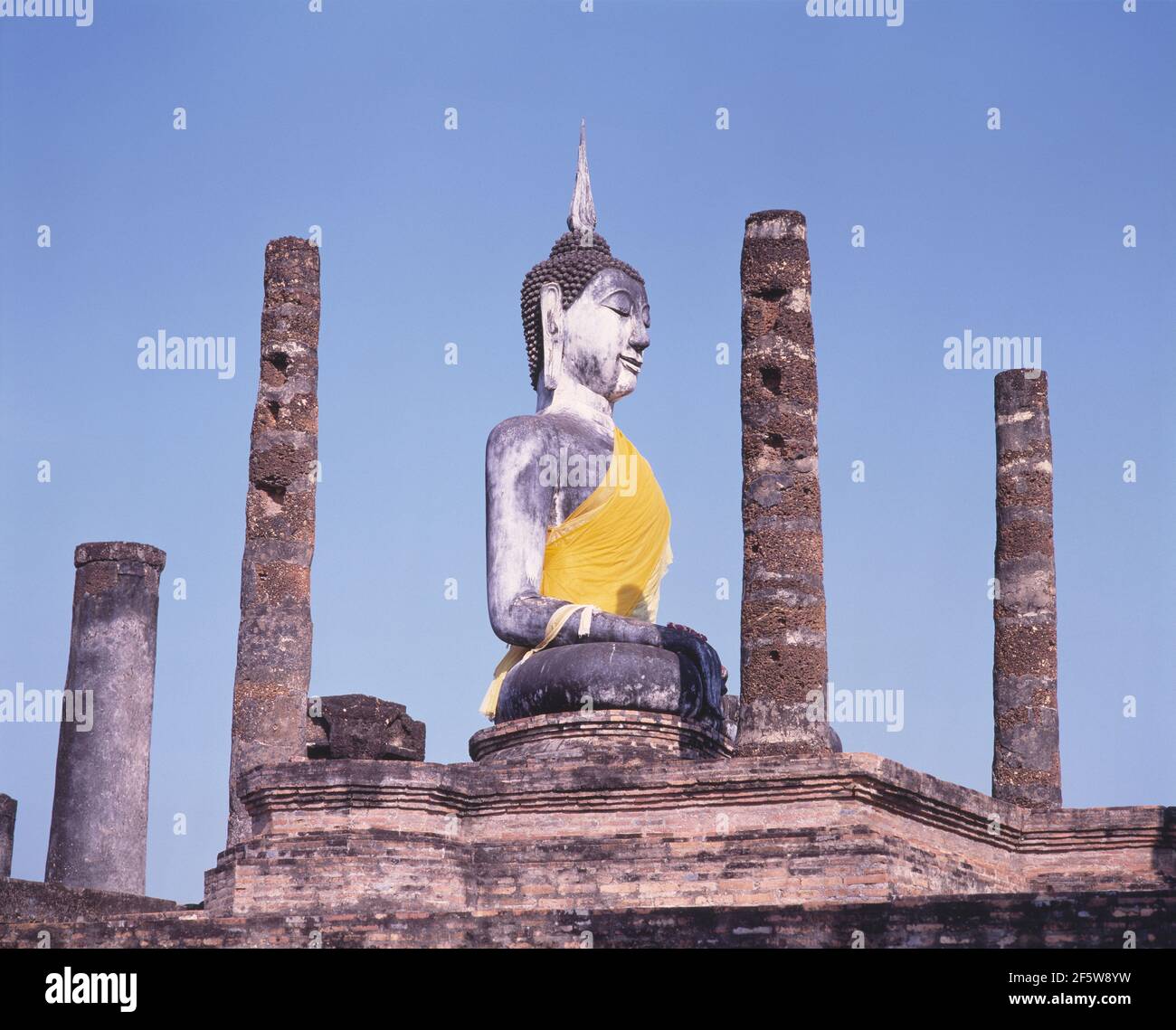 Thailandia. Parco storico di Sukhothai. Wat SA si. Statua di Buddha. Foto Stock