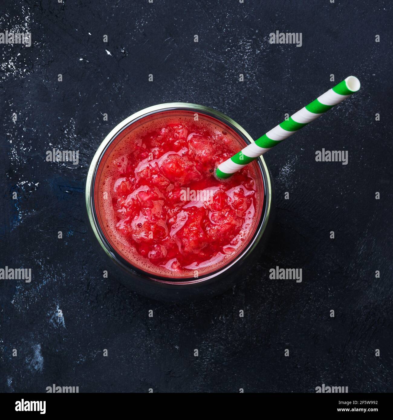 Succo d'arancia rosso in un bicchiere. Cocktail dalle arance siciliane. Idea estiva creativa minima. Foto Stock