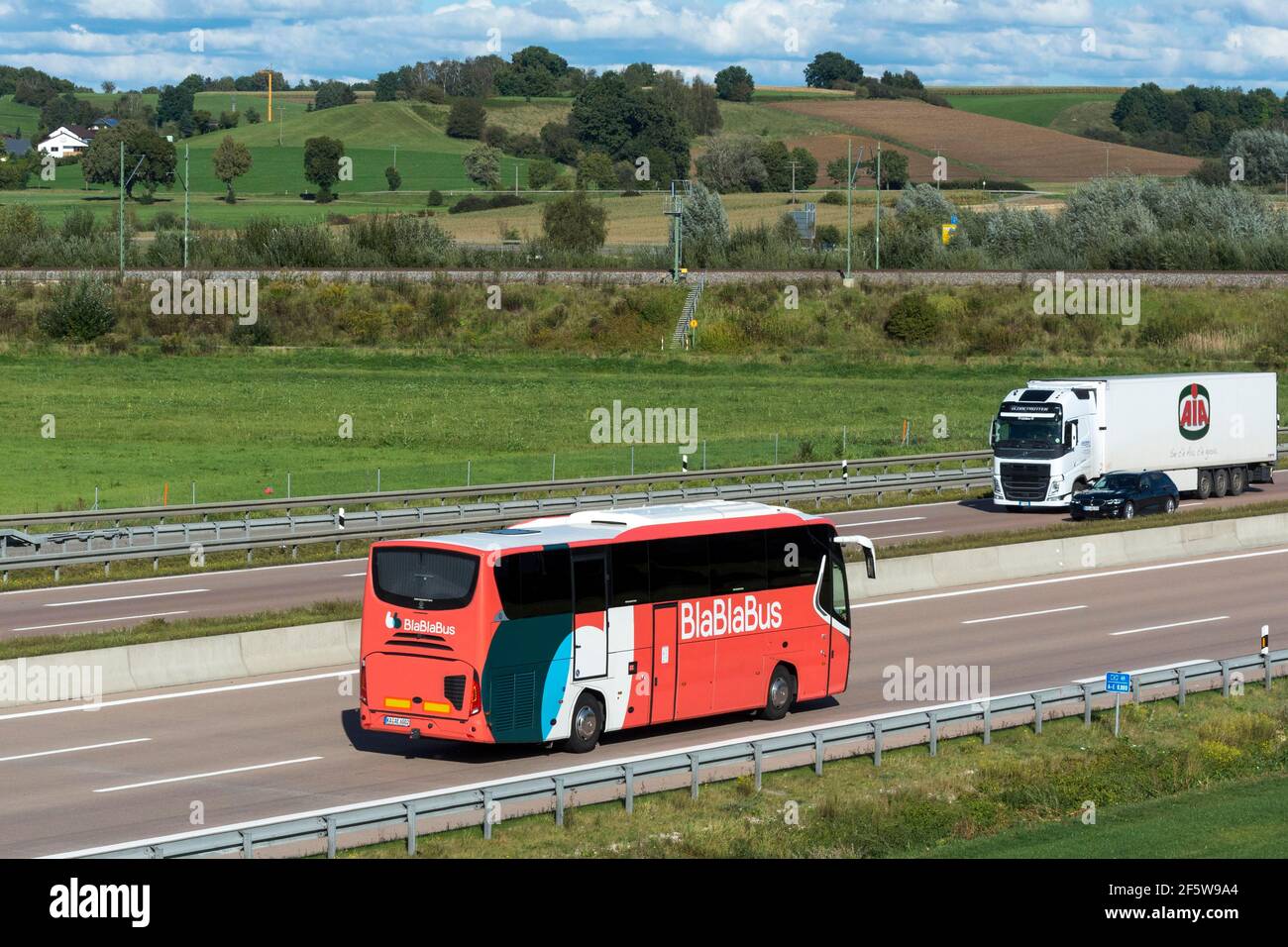 Pullman, autobus a lunga distanza della società BlaBlaBus guida sull'autostrada A8 vicino a Jettingen, Baviera, Germania Foto Stock