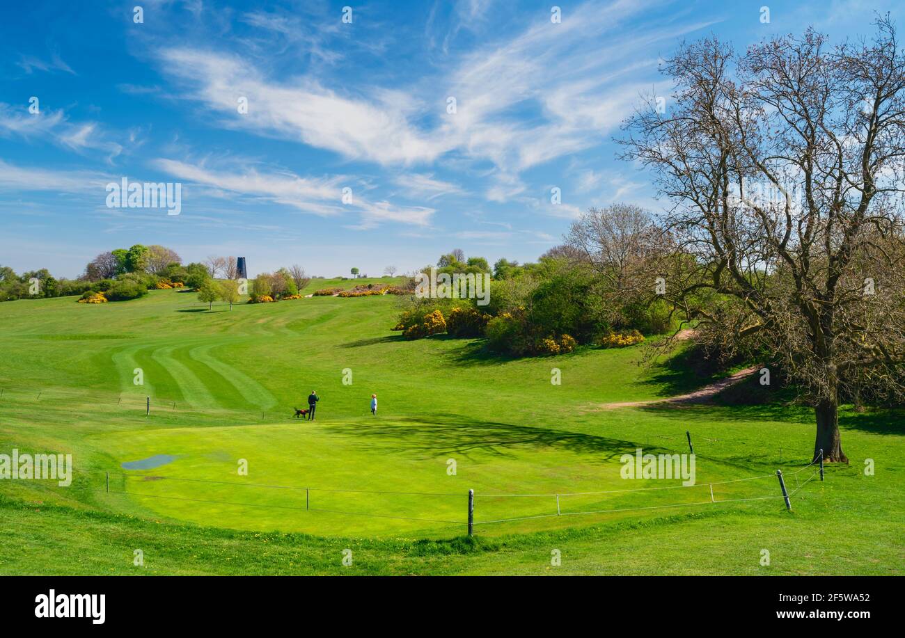 Campo da golf in primavera sotto il cielo blu e la luce solare a Beverly, Yorkshire, Regno Unito. Foto Stock