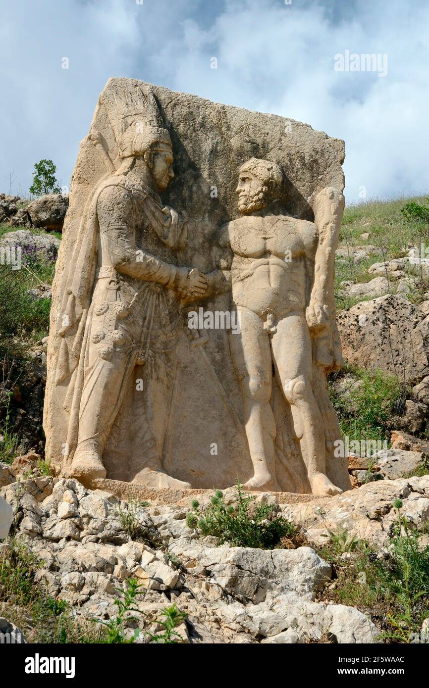 Nemrud National Park, Provincia di Adiyaman, Anatolia, Kahta, Kommagene, Nemrut, Statua, rilievo Antiochus I. con Eracle-Anlagnes, Dexiosos scena Foto Stock