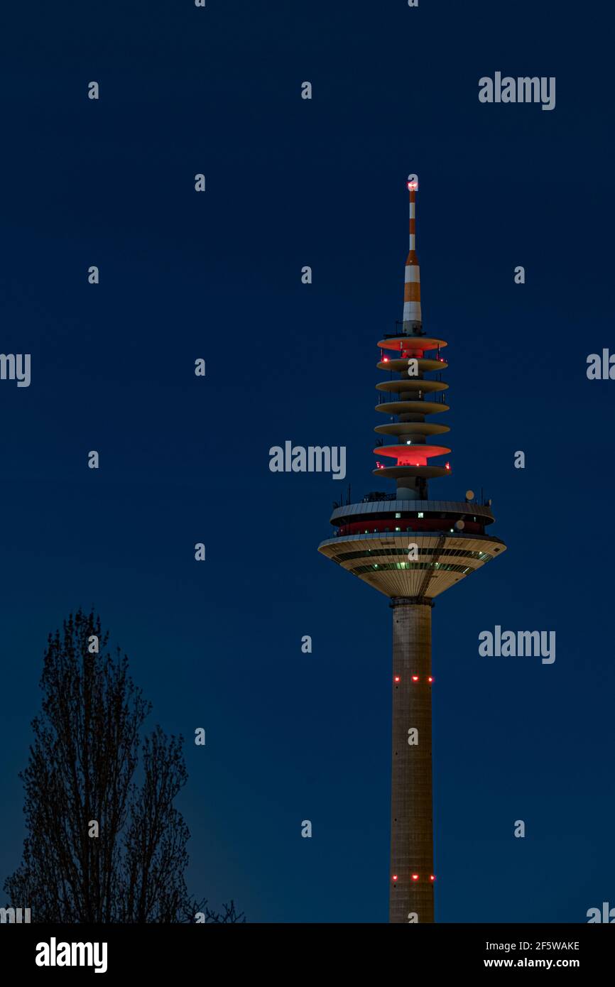 Si illumina! Europaturm, Telecommunicationstower, a Francoforte, Germania, spegne le luci per l'ora della Terra 2021 Foto Stock