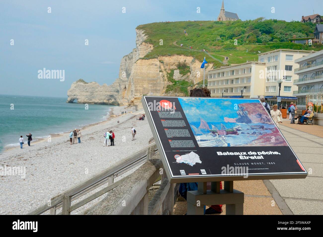 Display con posizione di un dipinto di Claude Monet, Falaise d'Amont e Chapelle Notre Dame de la Garde, Promenade, Lago Promenade, Etretat Foto Stock