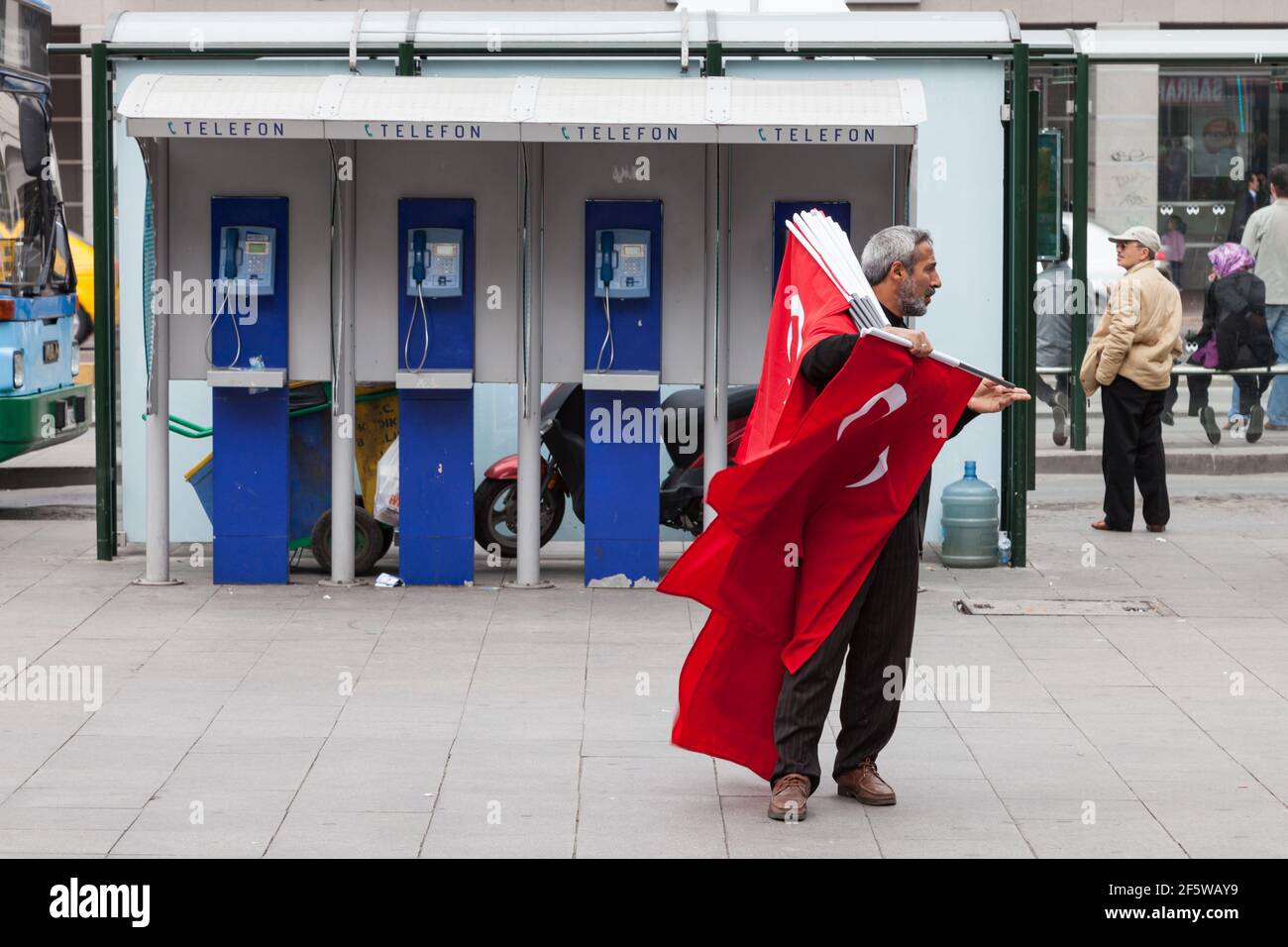 L'uomo vende bandiere turche in via di Istanbul davanti Festa nazionale del giorno della Repubblica Foto Stock