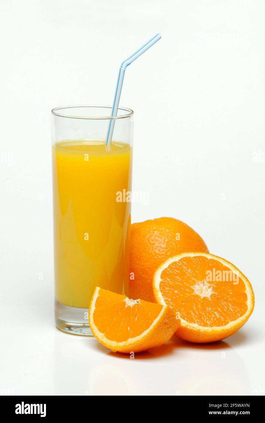 Succo di vetro e , arancia, succo di frutta, succo, succhi, Succo di frutta (Citrus sinensis), paglia Foto Stock
