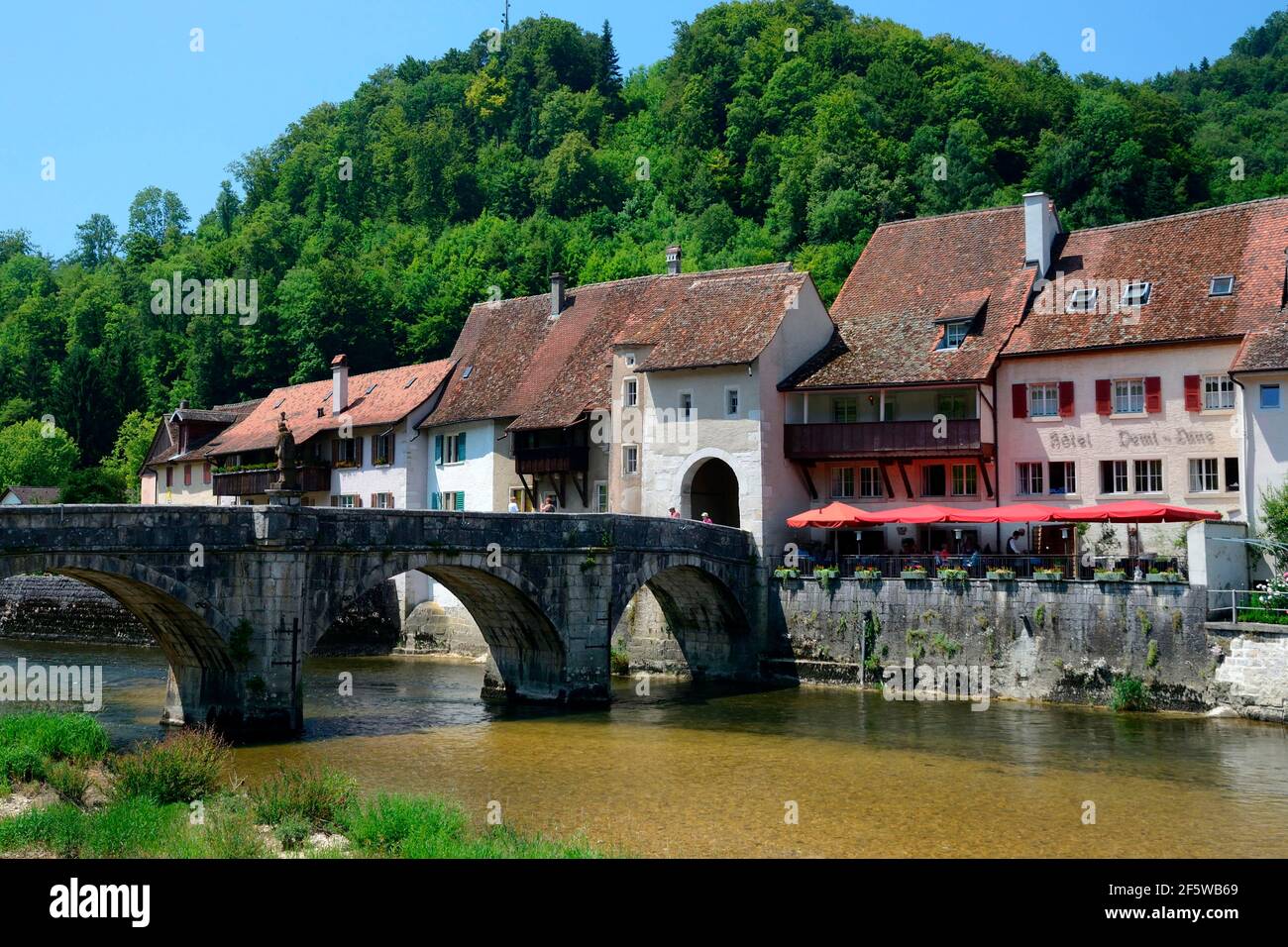 Saint-Ursanne, distretto di Porrentruy, Johann-Tor, St-, , St-, St-, ponte e Porte St. Jean con il fiume Doubs, Hirstorische Kleinstadt, Canton Giura Foto Stock