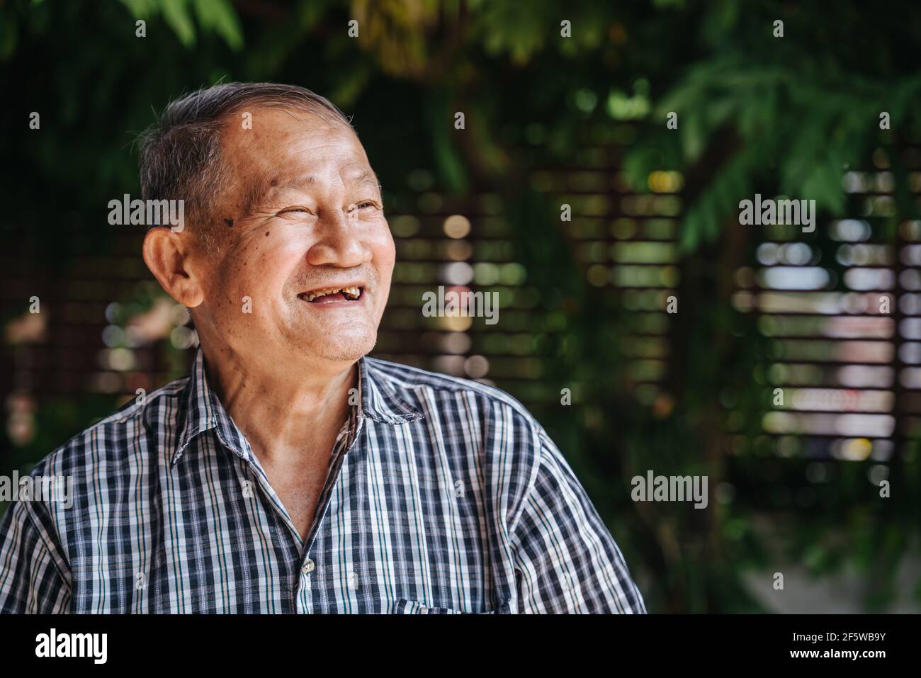 primo piano ritratto di felice asiatico uomo anziano guardare con speranza. Vecchio uomo thailandese, sano concetto senior Foto Stock