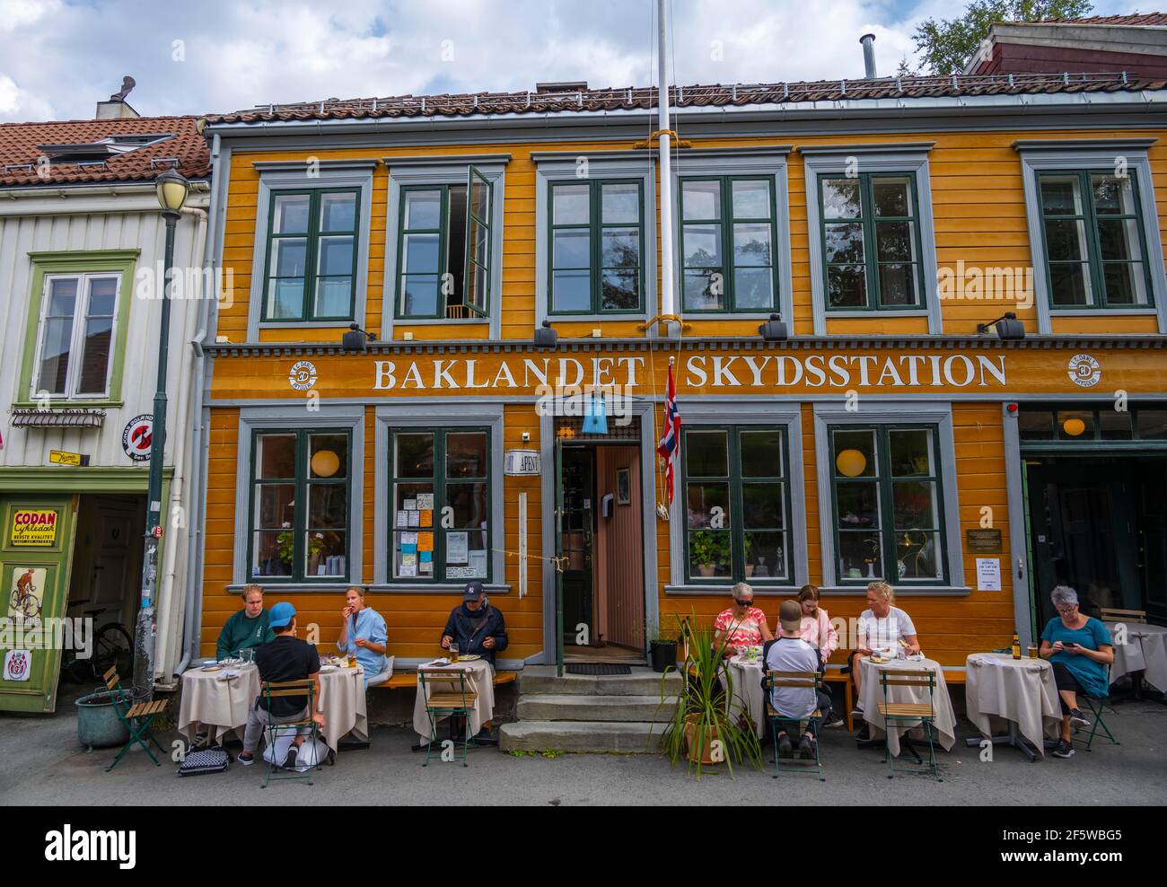 Baklandet Skydsstation, panificio nel centro della città, case colorate, Trondheim, Trondelag, Norvegia Foto Stock