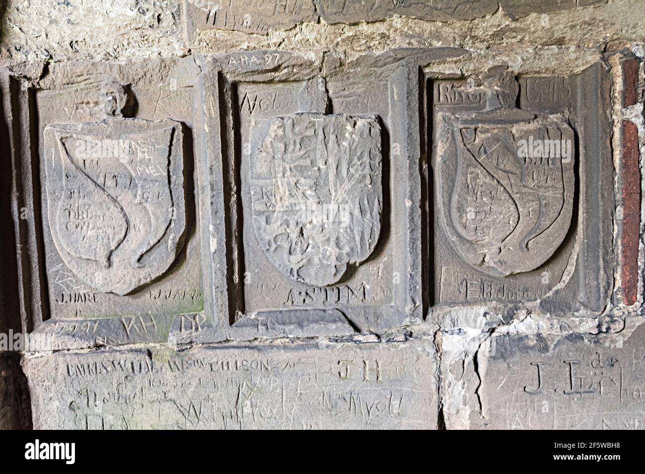 Stemma di famiglia scolpito nella parete della scala, nella Grande Torre, Ashby de la Zouch Castle, Leicestershire, Inghilterra, Regno Unito Foto Stock
