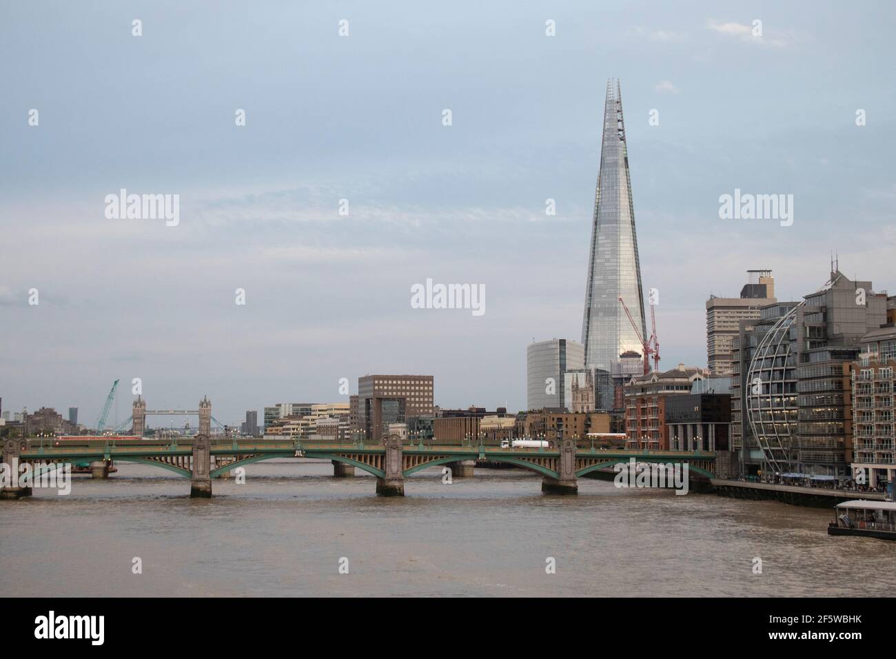 Il Tamigi e lo Shard a Londra, Inghilterra Foto Stock