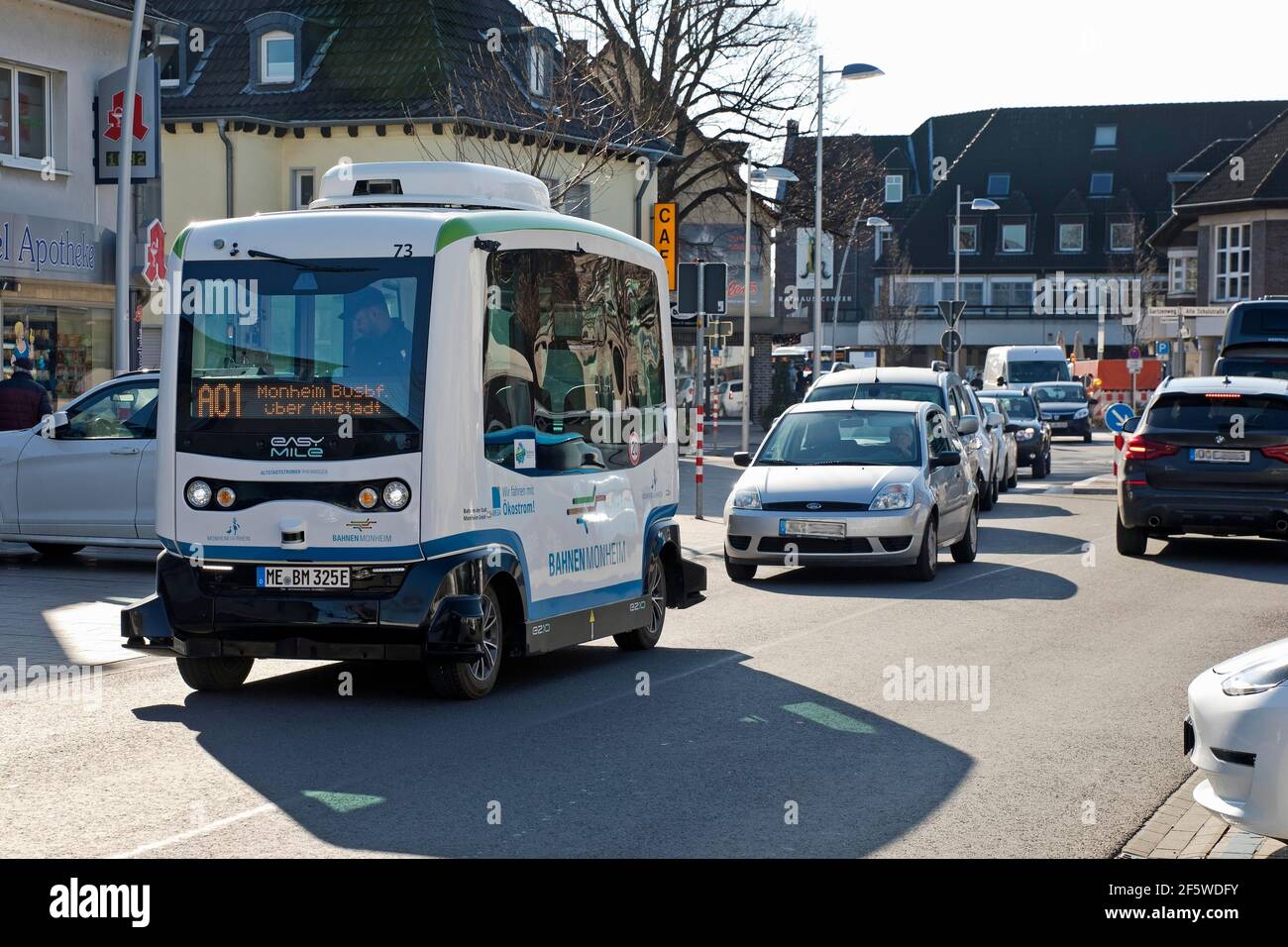 Autobus elettrico autonomo nel traffico stradale, Monheim am Rhein, Nord Reno-Westfalia, Germania Foto Stock