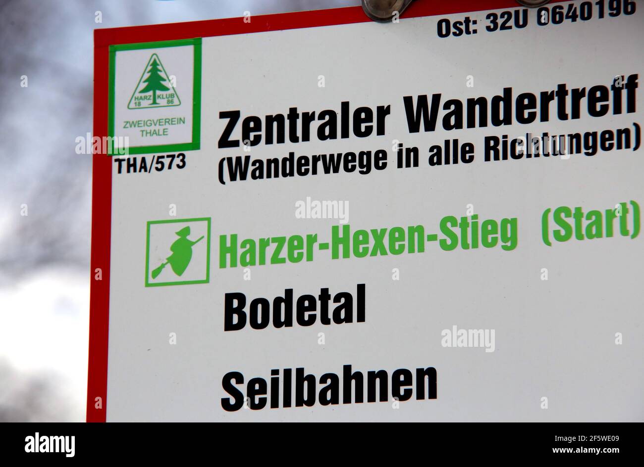 Thale, Germania. 28 Marzo 2021. Nel Kurpark si trova un cartello che indica il punto d'incontro centrale per le escursioni intorno all'Harzer-Hexen-Stieg. Il distretto di Harz progetta dal 06.04.2021 in luoghi turistici del distretto l'apertura di gastronomia all'aperto, al dettaglio e strutture turistiche per il tempo libero. La base di questo progetto è un progetto pilota attualmente in fase di sviluppo. Con l'inclusione di centri di test e l'app PassGo sviluppata a Halberstadt, questo sarebbe un primo passo verso la normalità. Credit: Matrhias Bein/dpa-Zentralbild/dpa/Alamy Live News Foto Stock