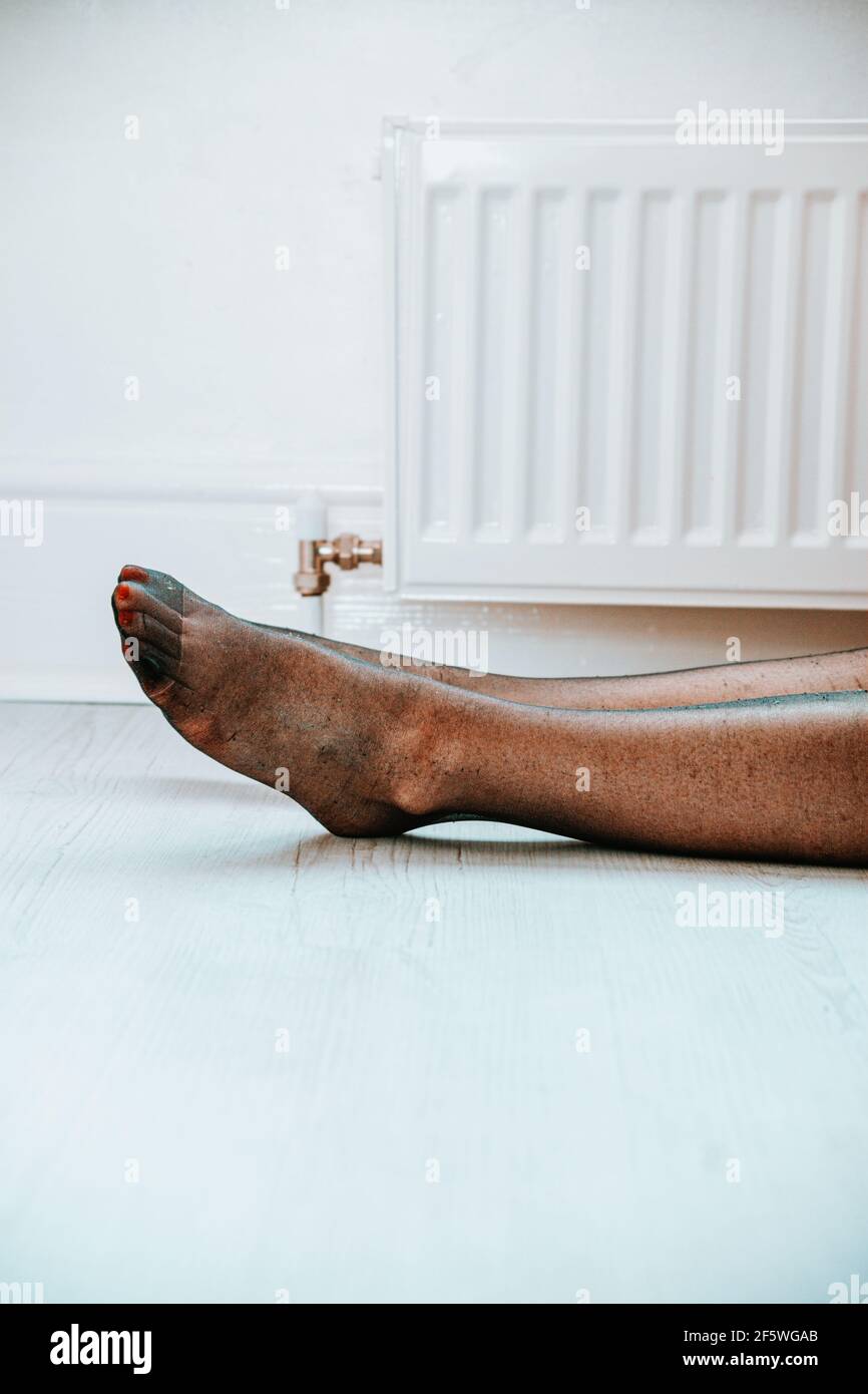 Donna sdraiata giù indossando calze Foto Stock