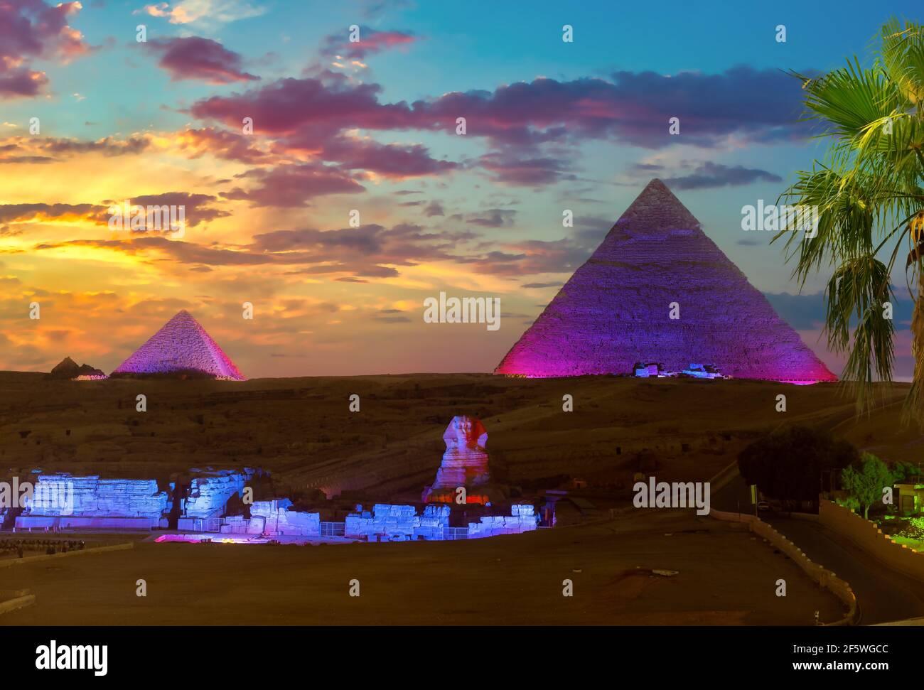 Le Piramidi e la Sfinge nella notte, luci di Giza in Egitto Foto Stock