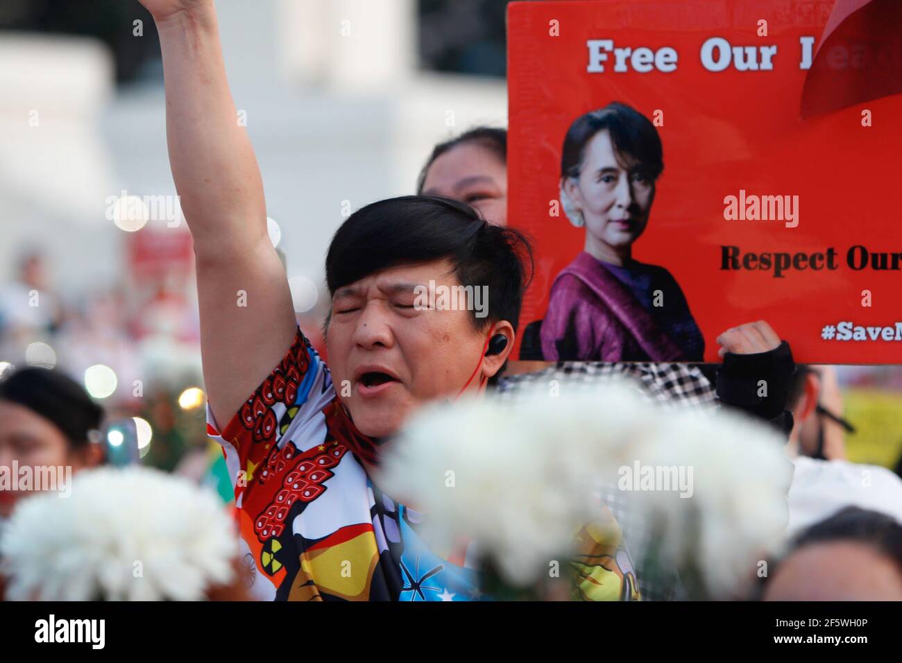 Un protester canta slogan mentre fa un saluto a tre dita durante la dimostrazione. I manifestanti birmani e il popolo taiwanese scesero nelle strade di Taipei per protestare contro il colpo di stato militare e chiesero il rilascio di Aung San Suu Kyi. L'esercito del Myanmar ha arrestato il consigliere di Stato del Myanmar Aung San Suu Kyi il 01 febbraio 2021 e ha dichiarato uno stato di emergenza mentre coglie il potere nel paese per un anno dopo aver perso l'elezione contro la Lega nazionale per la democrazia (NLD). (Foto di Daniel Tsang/SOPA Images/Sipa USA) Foto Stock