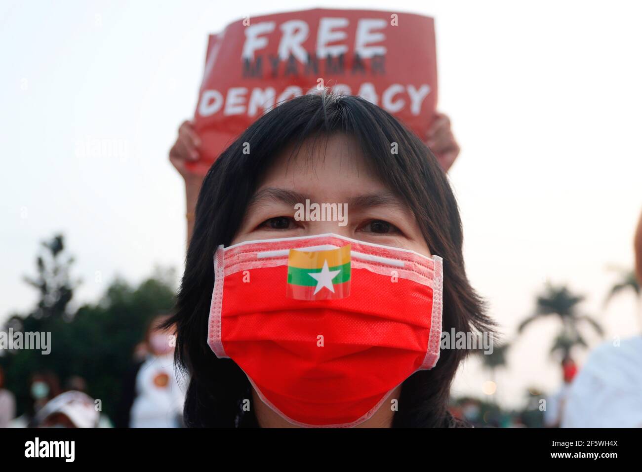 Un protetore guarda sopra mentre indossa una maschera con una bandiera di Myanmar durante la dimostrazione. I manifestanti birmani e il popolo taiwanese scesero nelle strade di Taipei per protestare contro il colpo di stato militare e chiesero il rilascio di Aung San Suu Kyi. L'esercito del Myanmar ha arrestato il consigliere di Stato del Myanmar Aung San Suu Kyi il 01 febbraio 2021 e ha dichiarato uno stato di emergenza mentre coglie il potere nel paese per un anno dopo aver perso l'elezione contro la Lega nazionale per la democrazia (NLD). (Foto di Daniel Tsang/SOPA Images/Sipa USA) Foto Stock