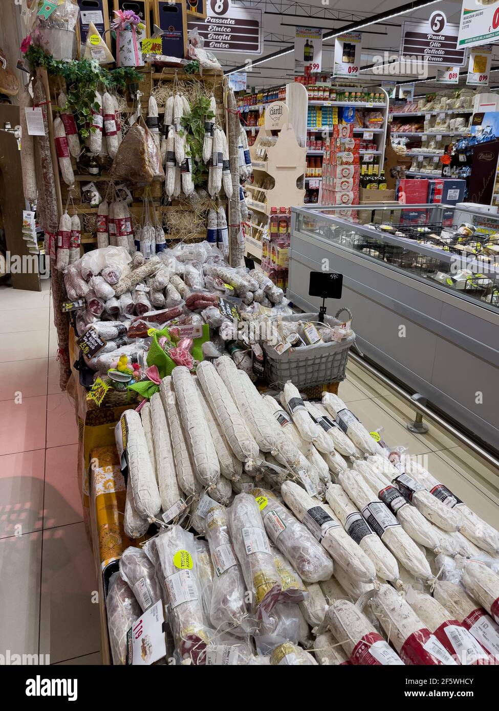 Bracciano, Roma, Italia - 26 marzo 2021: Reparto delicatessen nel supermercato italiano della catena Gros prima di Pasqua Foto Stock