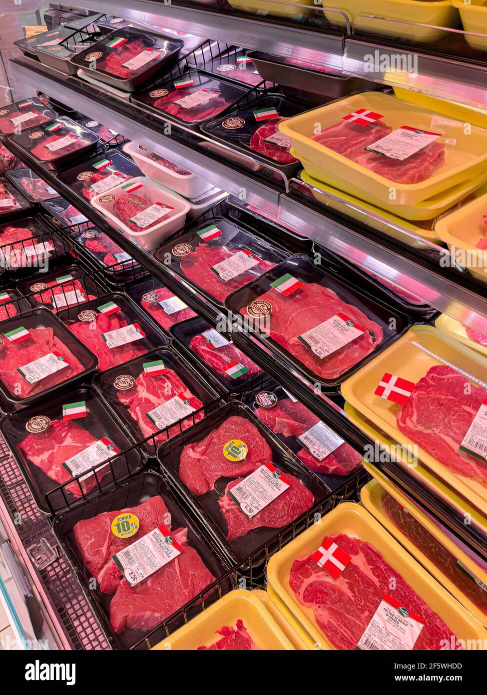 Bracciano, Roma, Italia - 26 marzo 2021: Bancone di carne presso uno dei  supermercati della catena Gros Foto stock - Alamy