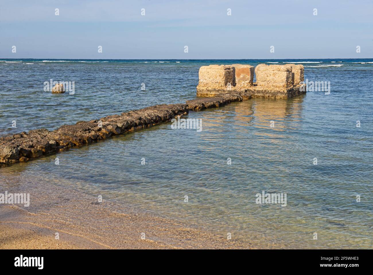 Vista panoramica della vuota spiaggia tropicale abbandonata sul litorale località turistica in egitto africa con i resti antichi romani di porto Foto Stock