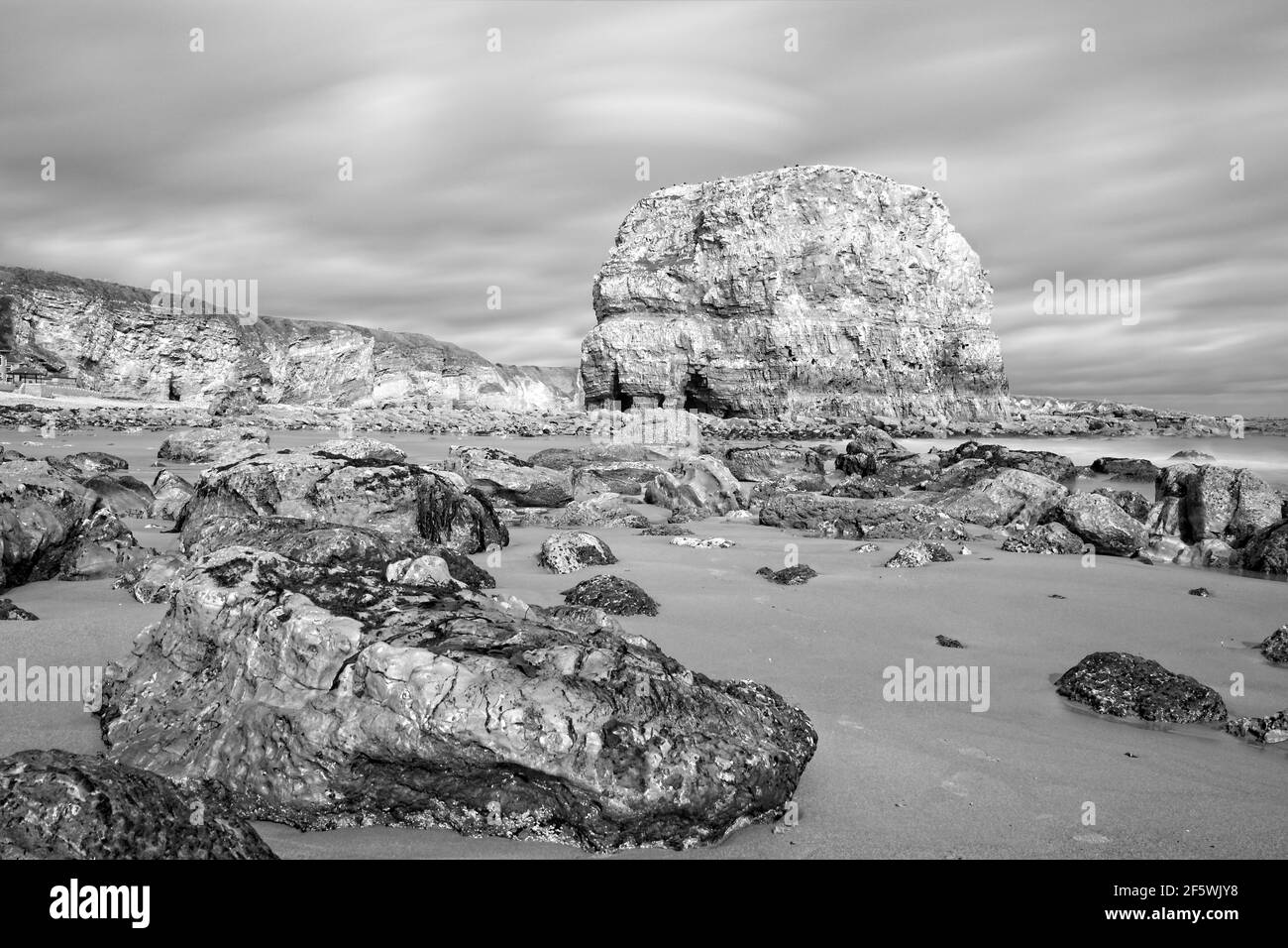 Marsden Rock è una pila di mare che si trova sulla costa nord-orientale dell'Inghilterra, vicino a Whitburn, Sunderland in Tyne and Wear. Foto Stock Marsden Rock è una pila di mare che si trova sulla costa nord-orientale dell'Inghilterra, vicino a Whitburn, Sunderland in Tyne and Wear. Foto Stock