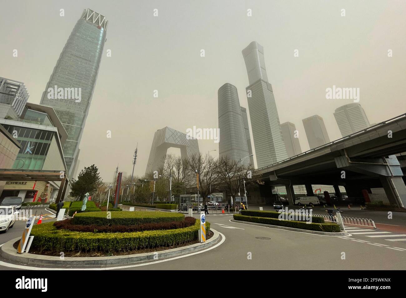 Pechino, Cina. 28 Marzo 2021. Una folta foschia discende su Pechino mentre una tempesta di sabbia copriva la città. L'osservatorio nazionale cinese ha emesso un allarme giallo per le tempeste di sabbia nella parte settentrionale del paese. Credit: SOPA Images Limited/Alamy Live News Foto Stock