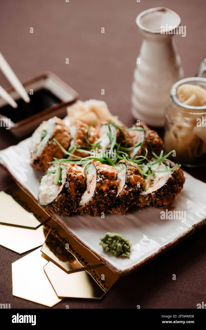 Panini grandi con avocado e salmone su un'argilla bianca piastra Foto Stock