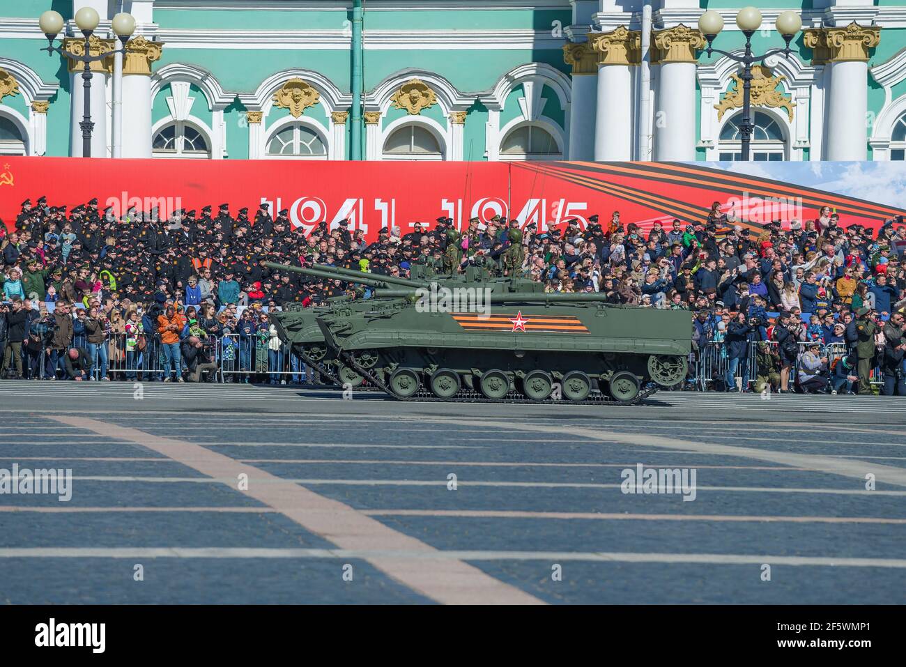 ST. PETERSBURG, RUSSIA - 06 MAGGIO 2018: Due veicoli da combattimento di fanteria (BMP-3) sullo sfondo di stand con spettatori Foto Stock
