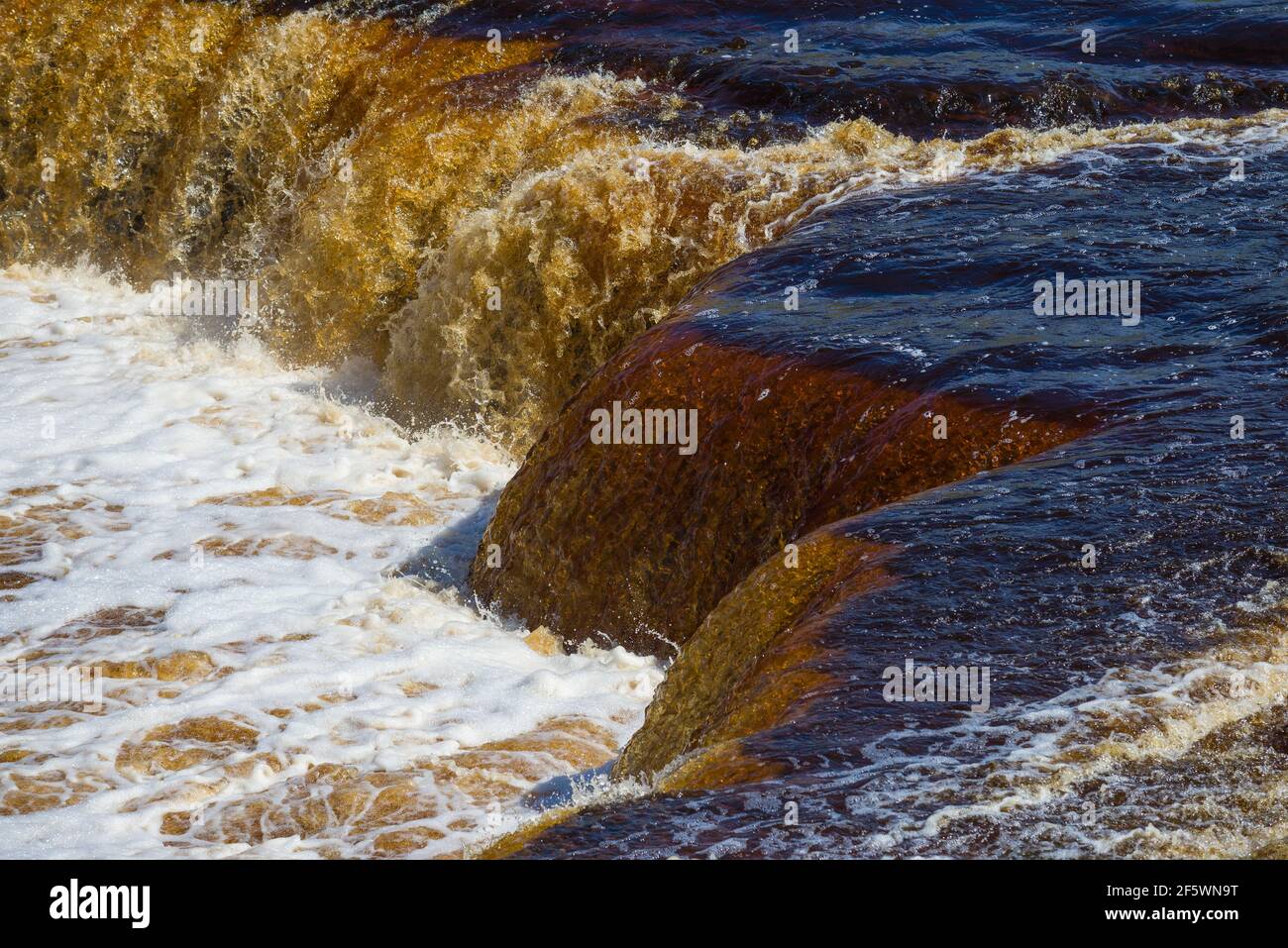 Centro della cascata di Tosno (Gertovsky) da vicino in una giornata di sole. Regione di Leningrad, Russia Foto Stock