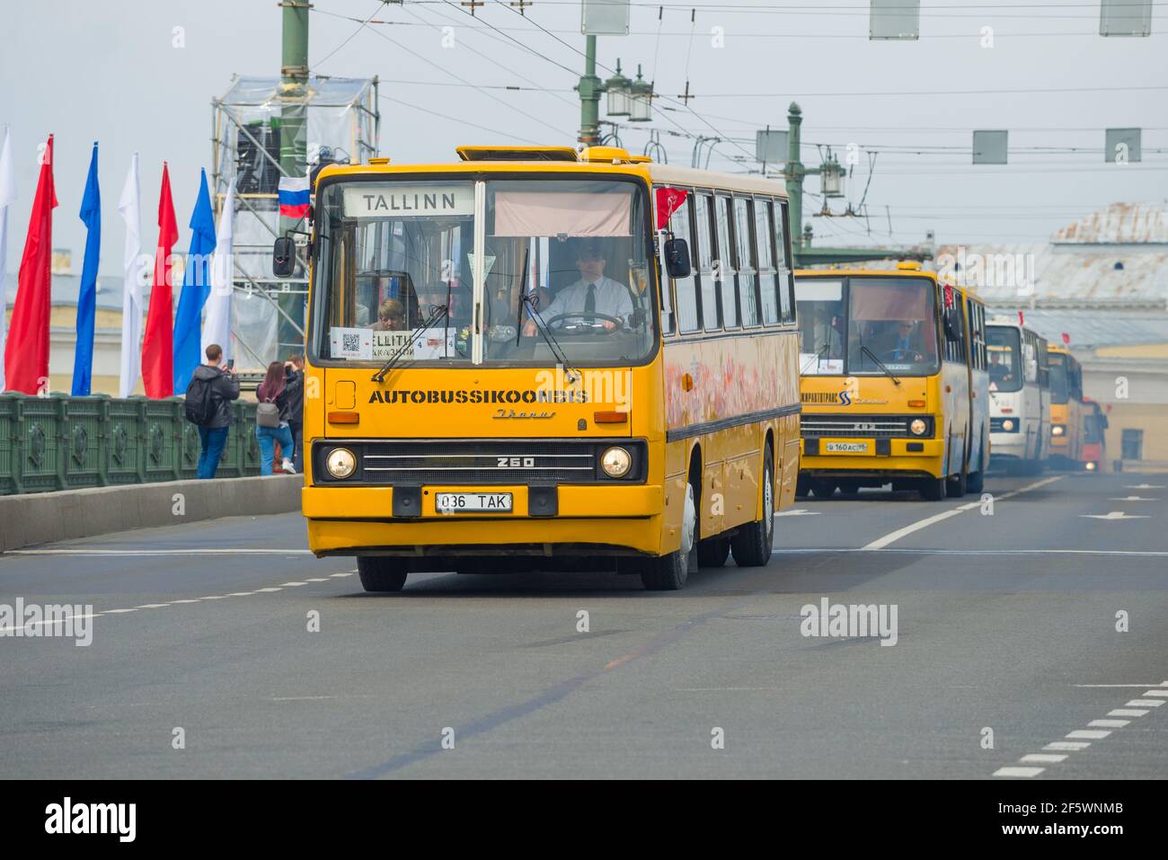 ST. PETERSBURG, RUSSIA - 25 MAGGIO 2019: Convoglio di autobus ungheresi Ikarus alla sfilata annuale dei trasporti retrò in onore della Giornata della Città Foto Stock