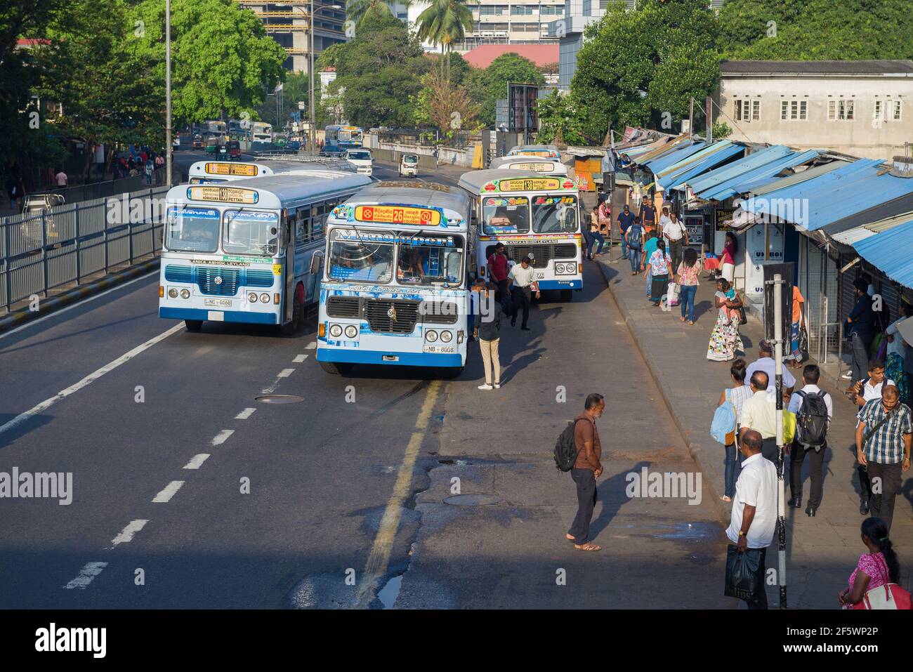 COLOMBO, SRI LANKA - 22 FEBBRAIO 2020: Autobus a una fermata di autobus su una strada della città. Distretto di Pettah Foto Stock
