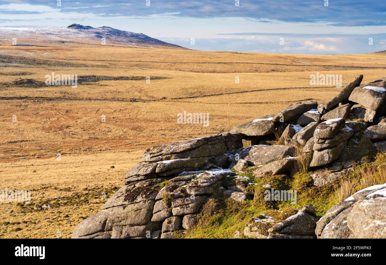 Un West Mill Tor innevato, visto attross la valle del fiume Okement orientale da Oke Tor, Dartmoor National Park, Devon, Inghilterra, Regno Unito. Foto Stock