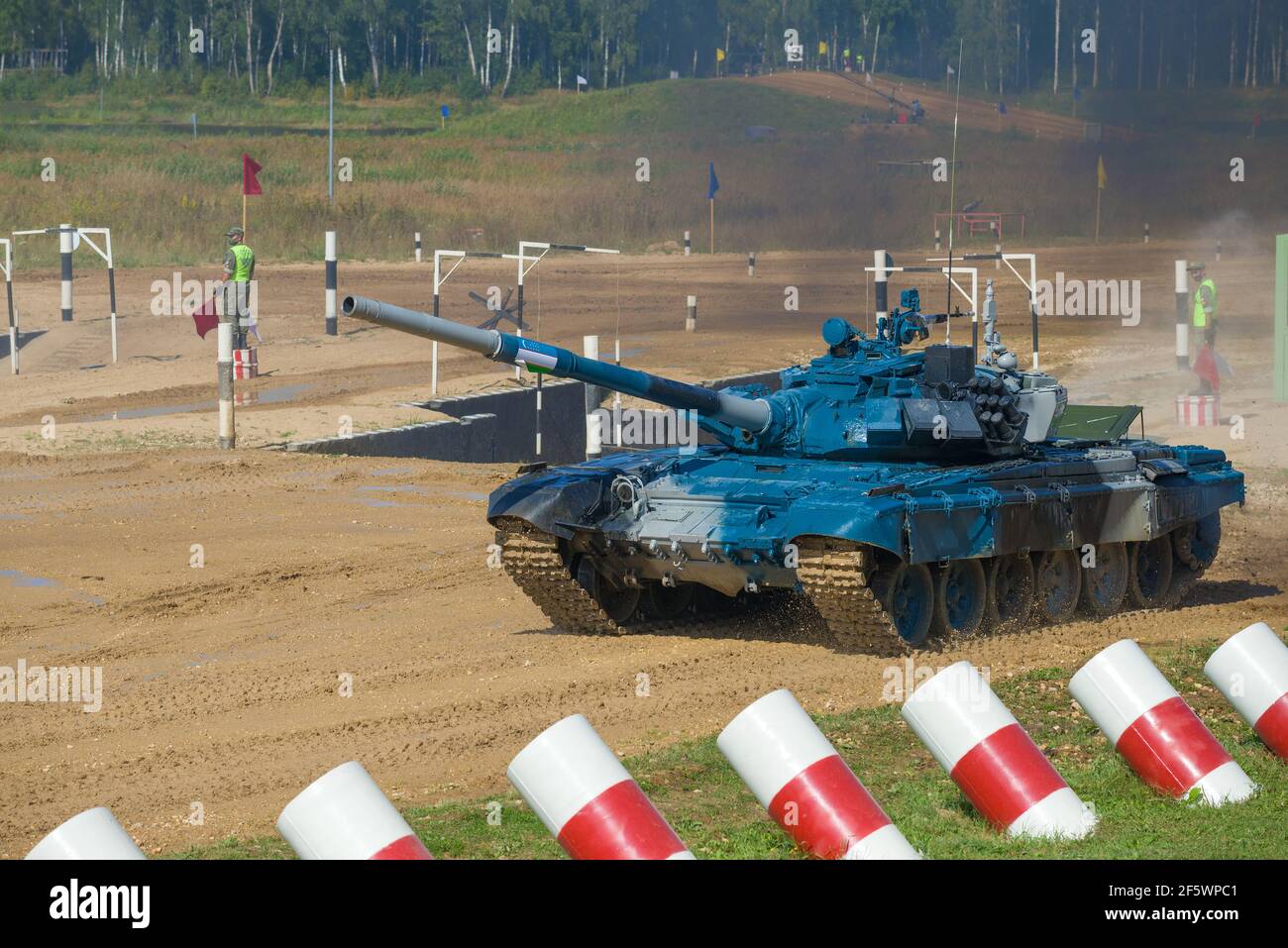 ALABINO, RUSSIA - 25 AGOSTO 2020: Tank T-72B3 del team uzbekistan sulla gamma di serbatoi Alabino. Frammento di biathlon serbatoio Foto Stock