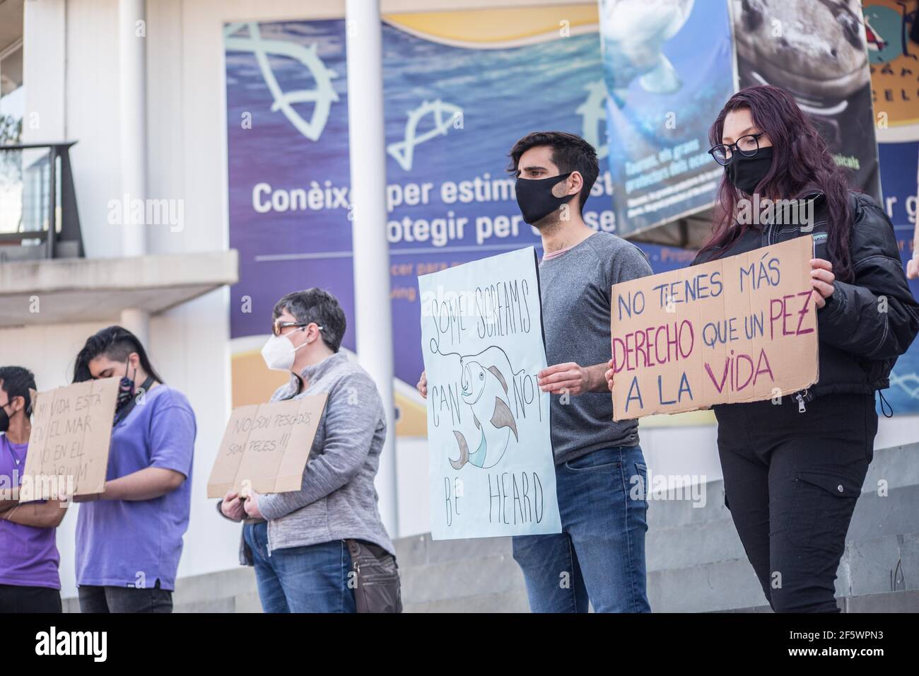 Barcellona, Catalogna, Spagna. 28 Marzo 2021. Attivisti con bandiere sono visti di fronte al Barcelona Aquarium.The animalist Association, Barcelona Animal Save, Che fa parte dell'organizzazione internazionale, il movimento Save, dedicato all'attivismo per gli animali, ha effettuato un'esibizione per protestare contro l'inquinamento dei mari, della pesca e degli acquari in quella domenica 28 marzo di fronte all'Acquario di Barcellona. Credit: Thiago Prudencio/DAX/ZUMA Wire/Alamy Live News Foto Stock