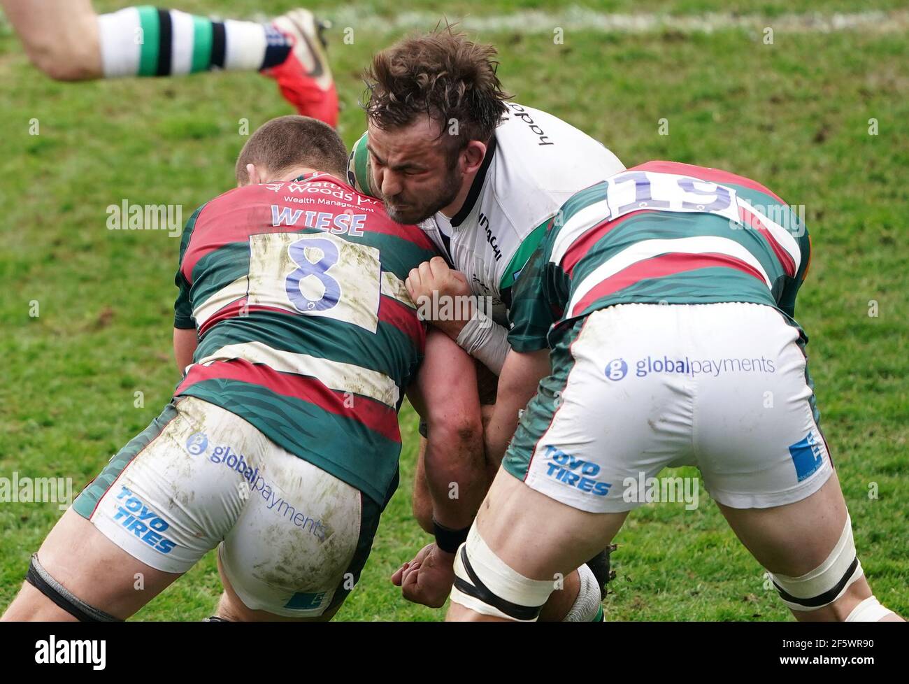 George McGuigan di Newcastle Falcons (centro) affrontato da Jasper Wiese di Leicester Tigers (a sinistra) e Cameron Henderson durante la partita della Gallagher Premiership al Mattioli Woods Welford Road Stadium di Leicester. Data immagine: Domenica 28 marzo 2021. Foto Stock