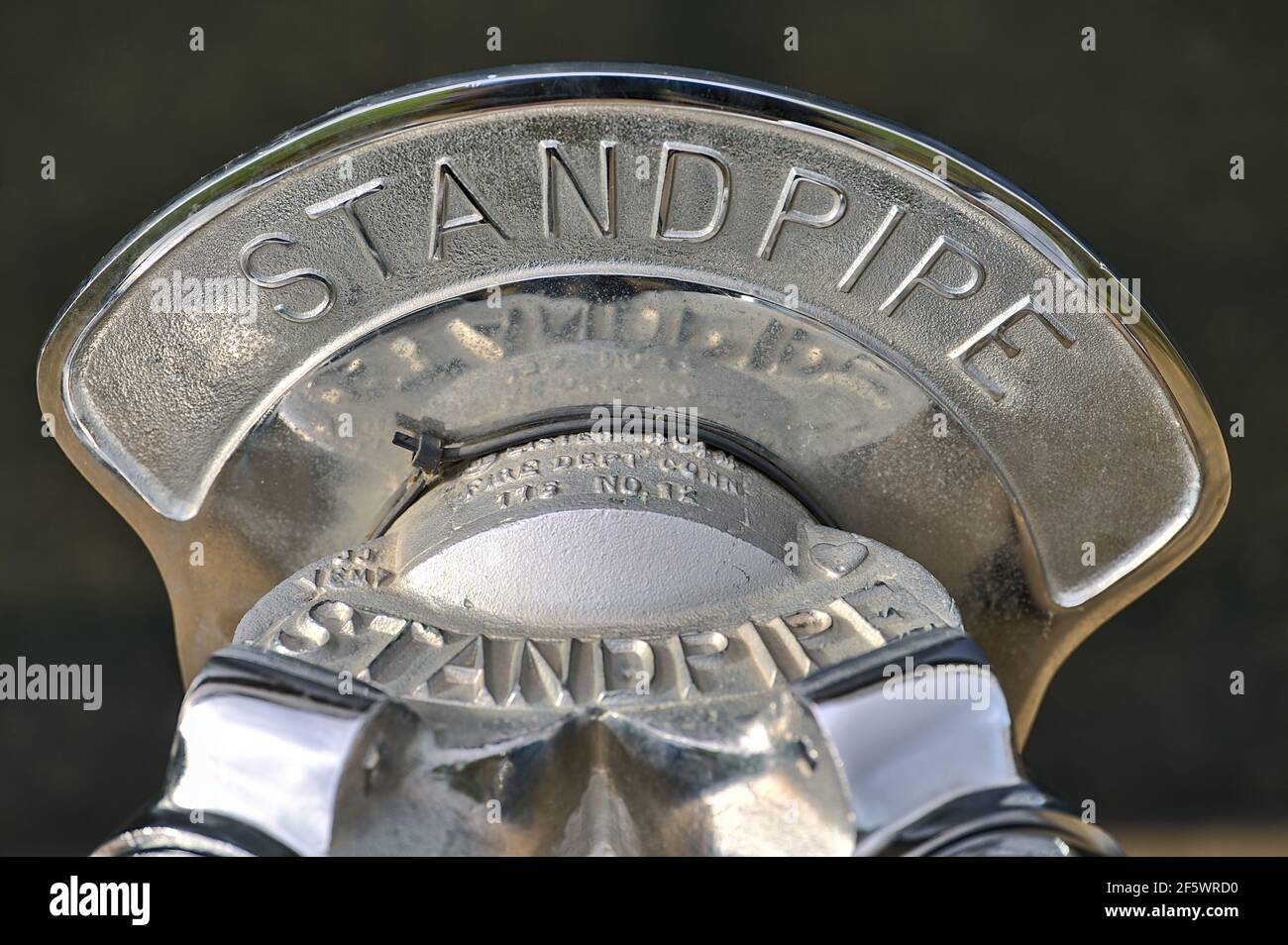 Bella closeup vista sfocata della testa in argento standpipe con iscrizione, Dublino, Irlanda. Messa a fuoco morbida e selettiva Foto Stock Bella closeup vista sfocata della testa in argento standpipe con iscrizione, Dublino, Irlanda. Messa a fuoco morbida e selettiva Foto Stock