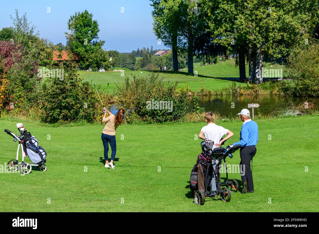 Un gruppo di golfisti su un campo da golf nel Allgäu, giocando a golf in un bellissimo paesaggio Foto Stock