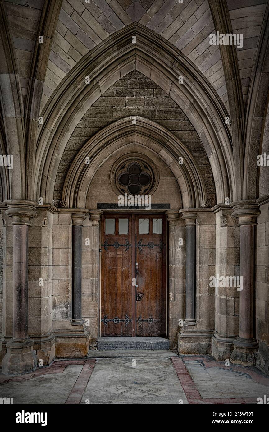 GLASGOW, SCOZIA - 03 APRILE 2016: I chiostri dell'università sono stati utilizzati come location per le riprese del popolare programma televisivo Outlander. Foto Stock