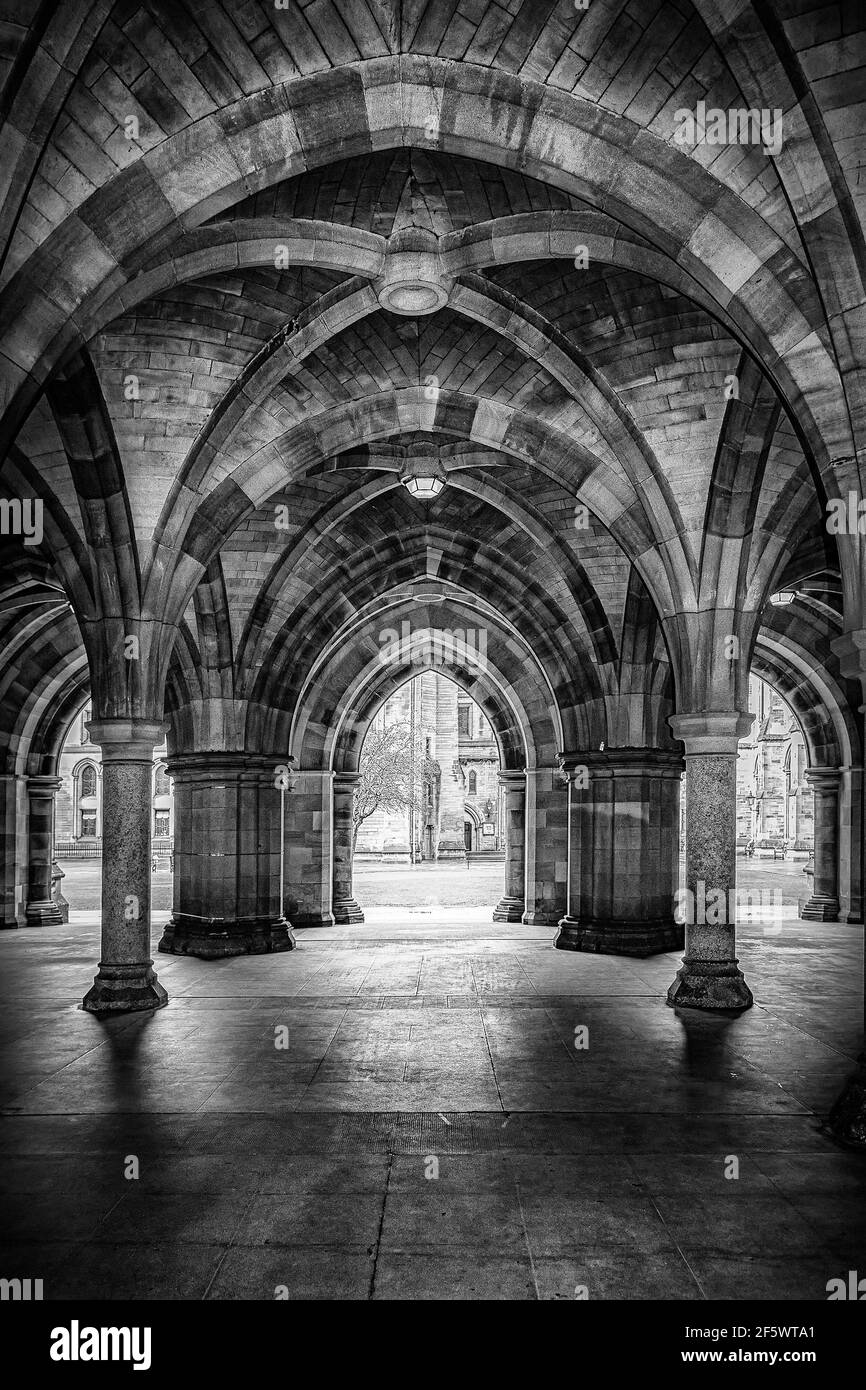 GLASGOW, SCOZIA - 03 APRILE 2016: I chiostri dell'università sono stati utilizzati come location per le riprese del popolare programma televisivo Outlander. Foto Stock