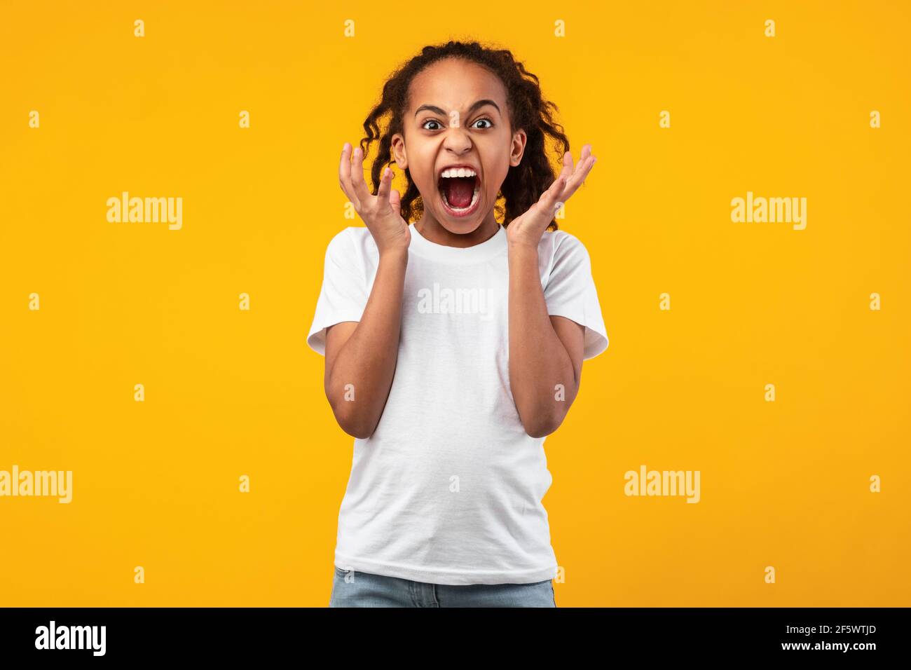 Ritratto di arrabbiato emotivo ragazza nera urlando Foto Stock