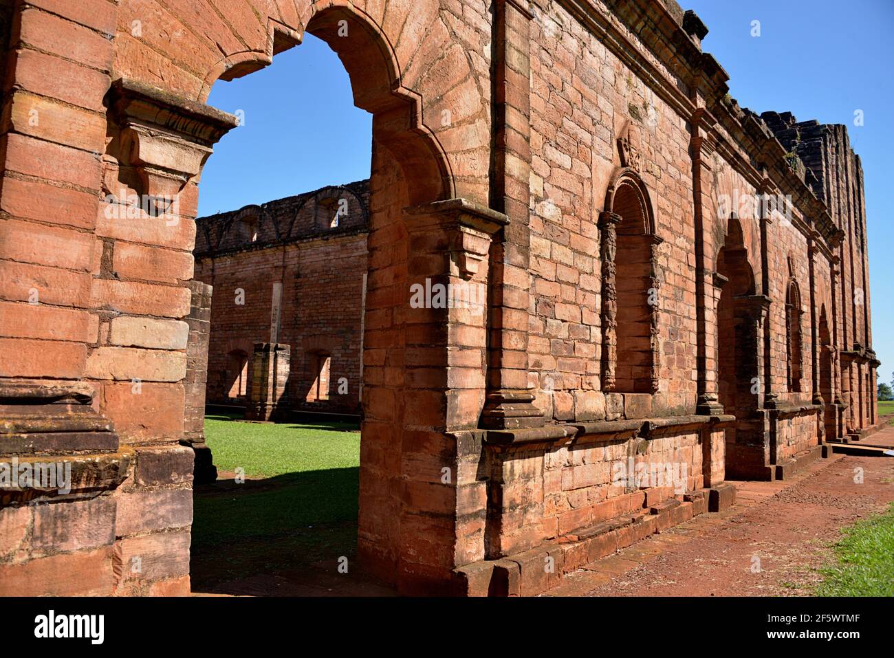 Jesús de Tavaranguesi, che si trova nel dipartimento di Itapúa, in Paraguay, è una missione religiosa ancora conservata fondata dai missionari gesuiti Foto Stock Jesús de Tavaranguesi, che si trova nel dipartimento di Itapúa, in Paraguay, è una missione religiosa ancora conservata fondata dai missionari gesuiti Foto Stock