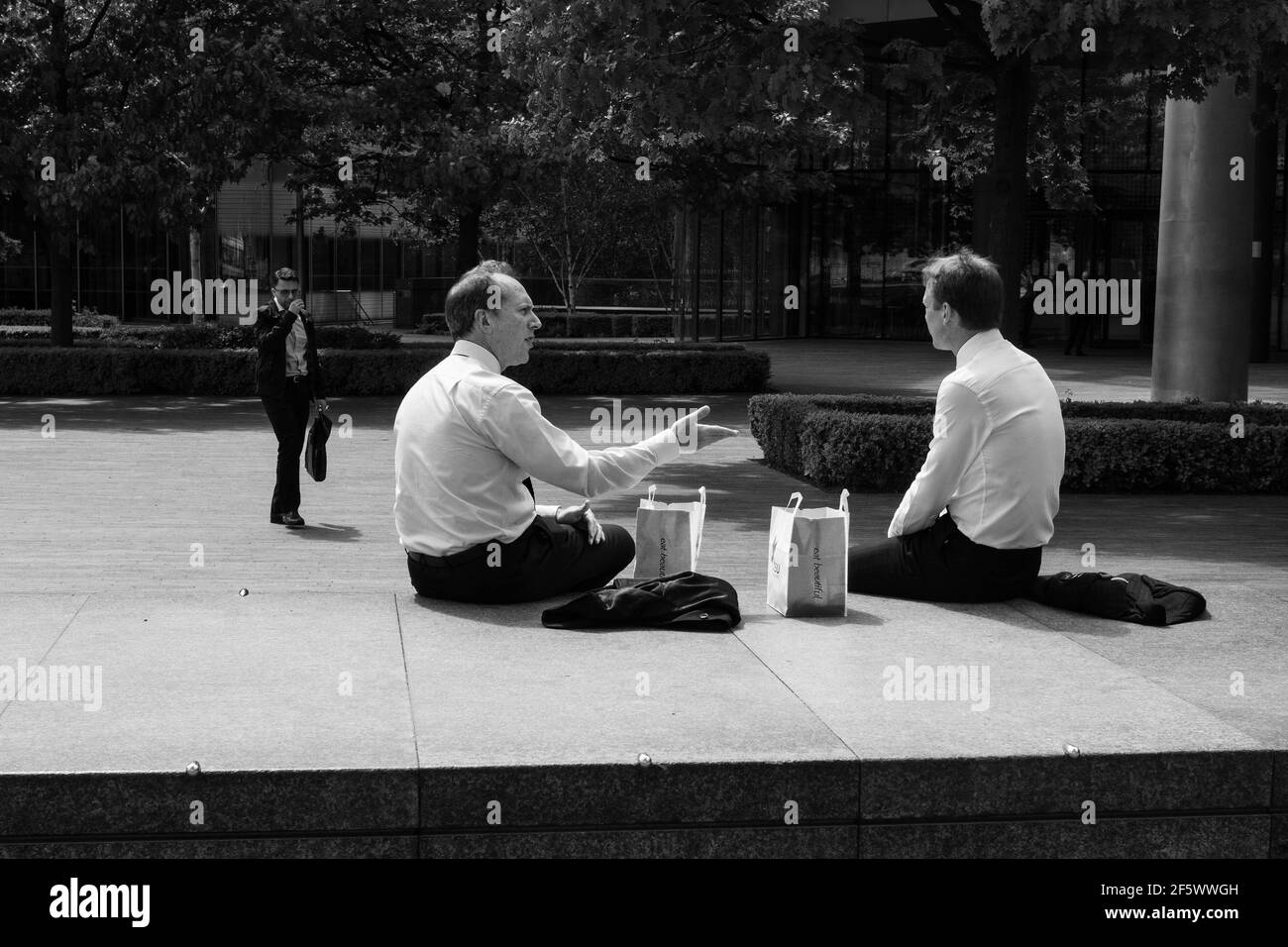 Uomini che pranzano, South Bank London Foto Stock
