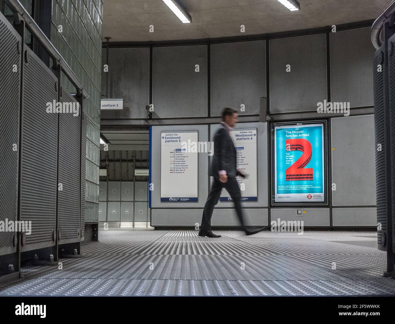 Solitary Figure Stazione della Metropolitana di Westminster Londra Foto Stock