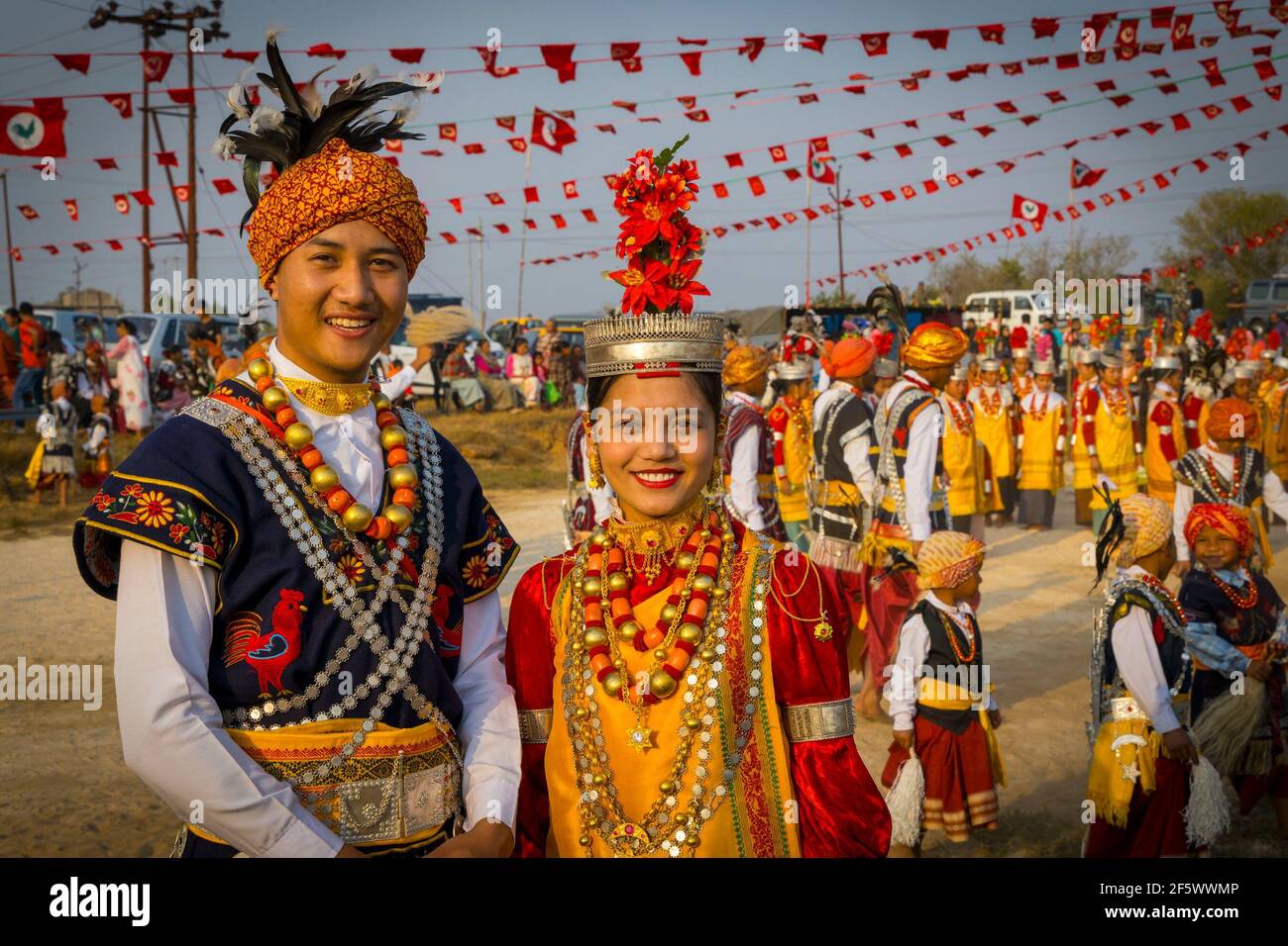 Shillong, Meghalaya, India. 28 Marzo 2021. Prople ha visto il loro abbigliamento tradizionale durante la cerimonia di ballo di Nongkrem tenuta al distretto di East Khasi Hills del villaggio di Mawmyrsiang a Meghalaya, India. Il Nongkrem Dance Festival viene eseguito per placare la potente Dea Ka Blei Synshar per una ricca raccolta di paraurti e la prosperità della gente. Credit: Vikramjit Kakati/ZUMA Wire/Alamy Live News Foto Stock