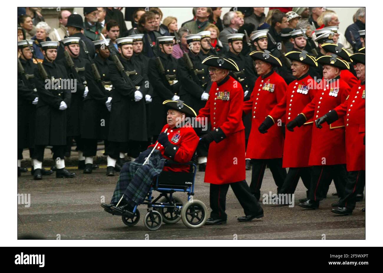 La Regina guidò migliaia di veterani di guerra nella memoria Servizio al Cenotaph a Londra.pic David Sandison 9/11/2003 Foto Stock